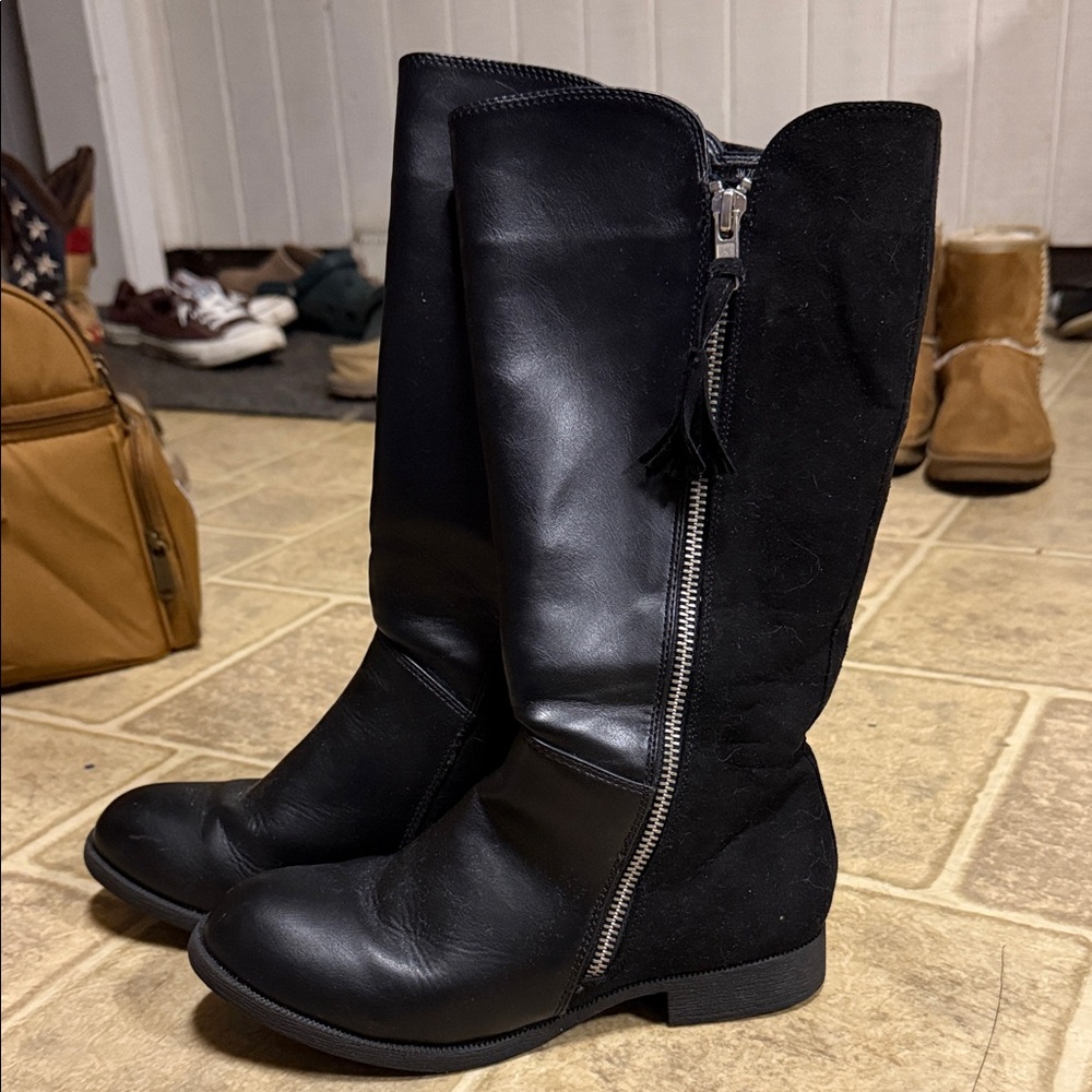 Classic Black Mid-calf Girls boots
Worn twice
Clean
Like new
Smoke free home